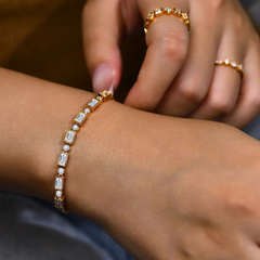 MOONSTONE'S DANCE - BAR BRACELET
